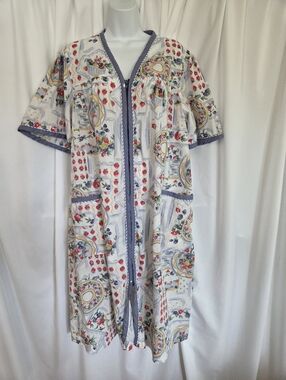 Crown Tuft Vintage Blue-Trim Floral/Strawberrys Zip-Front Housecoat Robe Size L